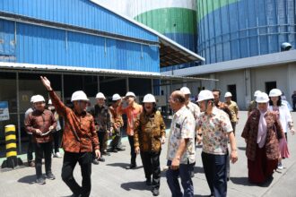 Direktur Indofood sekaligus Kepala Divisi Bogasari Franciscus Welirang, Wakil Kepala Divisi Bogasari, Erwin Sudharma, Senior Vice President Manufacturing, Bobby Aryanto, Vice President Engineering and Technolofy, Andry Wiryanto, Kontraktor, Mohammad Syahrial selaku Presiden Direktur Tamaris, induk usaha PT Aruna Cahaya Pratama, Robby E. Quento selaku Direktur Utama PT Aruna, beserta jajaran direksi lainnya dan perwakilan manajamen PLN, dalam peresmian PLTS di Ruang Empat Sekawan, Gedung Kunci Biru, pabrik Bogasari, Tanjung Priok, Jakarta Utara, Selasa (25/11/2025). Foto: Ist