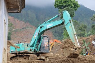 Sejumlah alat berat dikerahkan dalam operasi pencarian korban longsor di Desa Pandanarum, Kecamatan Pandanarum, Kabupaten Banjarnegara, Jawa Tengah, Sabtu (22/11/2025). Foto: Ist