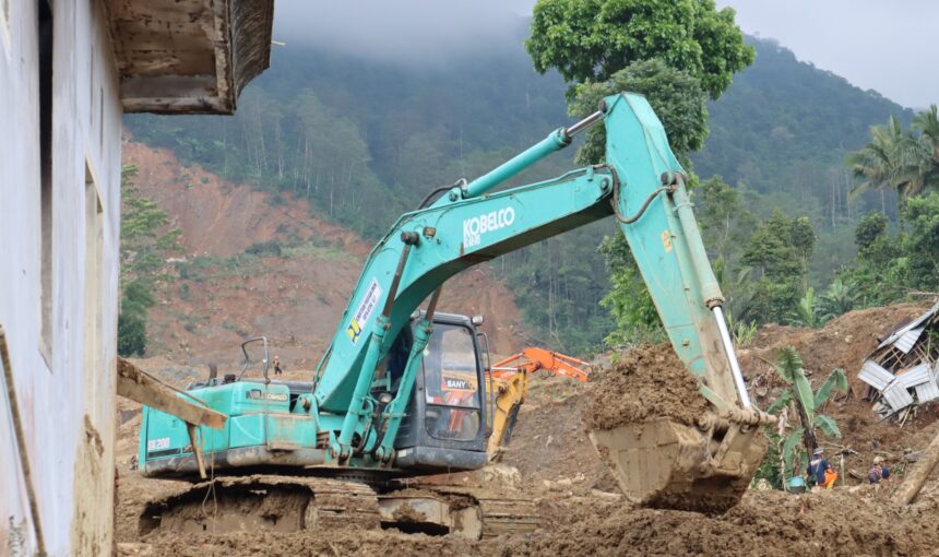 Sejumlah alat berat dikerahkan dalam operasi pencarian korban longsor di Desa Pandanarum, Kecamatan Pandanarum, Kabupaten Banjarnegara, Jawa Tengah, Sabtu (22/11/2025). Foto: Ist