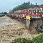 Kondisi jembatan yang terputus akibat dilanda banjir di Wilayah Kabupaten Tapanuli Utara, Sumatera Utara, Rabu (26/11/2025). Foto: BPBD Kabupaten Tapanuli Utara
