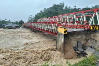 Kondisi jembatan yang terputus akibat dilanda banjir di Wilayah Kabupaten Tapanuli Utara, Sumatera Utara, Rabu (26/11/2025). Foto: BPBD Kabupaten Tapanuli Utara