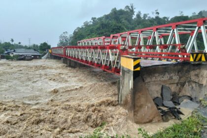 Kondisi jembatan yang terputus akibat dilanda banjir di Wilayah Kabupaten Tapanuli Utara, Sumatera Utara, Rabu (26/11/2025). Foto: BPBD Kabupaten Tapanuli Utara