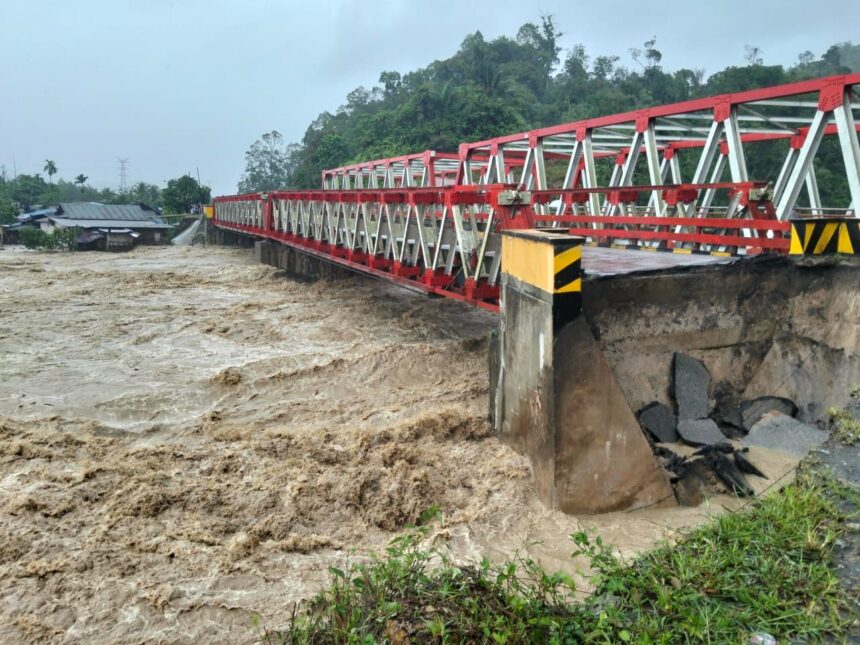 Kondisi jembatan yang terputus akibat dilanda banjir di Wilayah Kabupaten Tapanuli Utara, Sumatera Utara, Rabu (26/11/2025). Foto: BPBD Kabupaten Tapanuli Utara