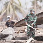 Personel TNI dari jajaran Kodam V/Brawijaya saat melaksanakan berbagai upaya penanganan darurat pasca erupsi Gunung Semeru. Foto: Dispenad