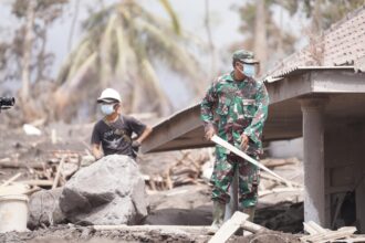 Personel TNI dari jajaran Kodam V/Brawijaya saat melaksanakan berbagai upaya penanganan darurat pasca erupsi Gunung Semeru. Foto: Dispenad