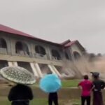 Bangunan Ponpes Dayah Waled AR roboh tergerus arus sungai. Foto: Tangkap layar IG @sumutnusantara