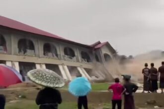 Bangunan Ponpes Dayah Waled AR roboh tergerus arus sungai. Foto: Tangkap layar IG @sumutnusantara