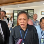 Koordinator Paguyuban Warga Ruko Marinatama Mangga Dua (MMD) Pademangan, Jakarta Utara, Wisnu Hadikusuma didampingi Kuasa hukum 42 warga Ruko MMD Pademangan, Subali di Pengadilan Tata Usaha Negara (PTUN) Jakarta, Rabu (26/11/2025). Foto: Ist
