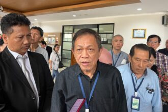 Koordinator Paguyuban Warga Ruko Marinatama Mangga Dua (MMD) Pademangan, Jakarta Utara, Wisnu Hadikusuma didampingi Kuasa hukum 42 warga Ruko MMD Pademangan, Subali di Pengadilan Tata Usaha Negara (PTUN) Jakarta, Rabu (26/11/2025). Foto: Ist