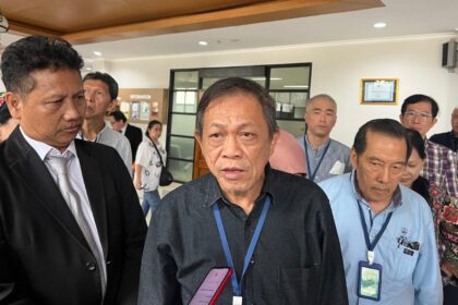Koordinator Paguyuban Warga Ruko Marinatama Mangga Dua (MMD) Pademangan, Jakarta Utara, Wisnu Hadikusuma didampingi Kuasa hukum 42 warga Ruko MMD Pademangan, Subali di Pengadilan Tata Usaha Negara (PTUN) Jakarta, Rabu (26/11/2025). Foto: Ist