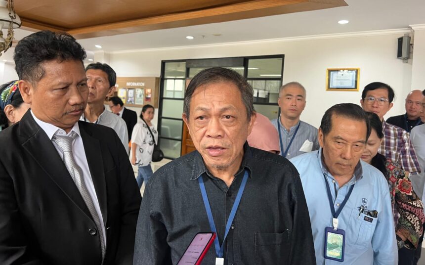 Koordinator Paguyuban Warga Ruko Marinatama Mangga Dua (MMD) Pademangan, Jakarta Utara, Wisnu Hadikusuma didampingi Kuasa hukum 42 warga Ruko MMD Pademangan, Subali di Pengadilan Tata Usaha Negara (PTUN) Jakarta, Rabu (26/11/2025). Foto: Ist