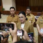 Menanggapi wacana penerapan kembali enam hari sekolah oleh Pemerintah Provinsi Jawa Tengah untuk jenjang SMA/SMK, Wali kota Semarang, Agustina Wilujeng memastikan akan mengambil langkah hati-hati.