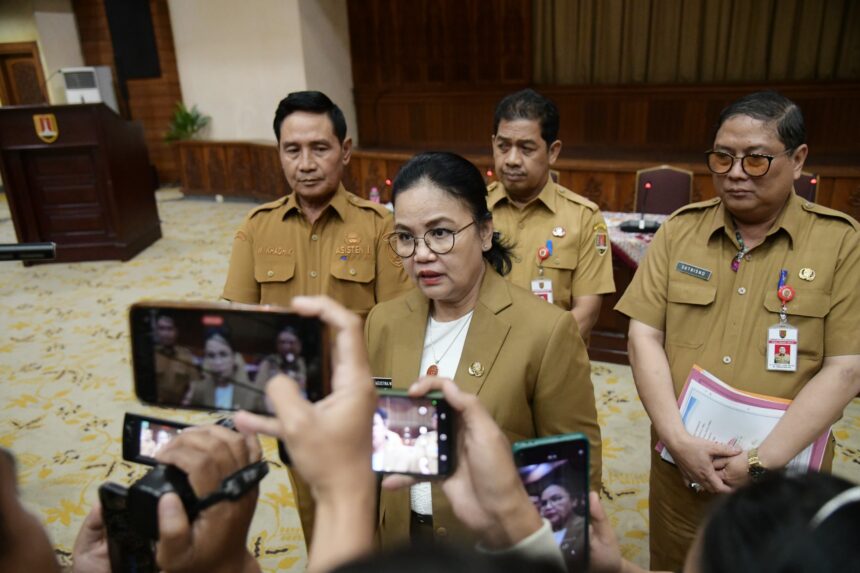 Menanggapi wacana penerapan kembali enam hari sekolah oleh Pemerintah Provinsi Jawa Tengah untuk jenjang SMA/SMK, Wali kota Semarang, Agustina Wilujeng memastikan akan mengambil langkah hati-hati.