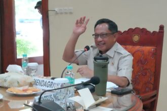 Mendagri di hadapan awak media usai memimpin Rapat Koordinasi Kepala Daerah se-Provinsi Maluku Tahun 2025 di Ruang VIP Bandara Pattimura, Kota Ambon, Maluku, Kamis (27/11/2025).