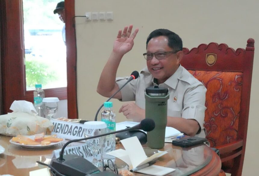 Mendagri di hadapan awak media usai memimpin Rapat Koordinasi Kepala Daerah se-Provinsi Maluku Tahun 2025 di Ruang VIP Bandara Pattimura, Kota Ambon, Maluku, Kamis (27/11/2025).