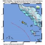 Episenter gempa magnitudo (M)6,3 terletak pada koordinat 2,61° LU ; 95,83° BT, atau tepatnya berlokasi di laut pada jarak 1 kilometer (km) arah Selatan Simeulue, Aceh pada kedalaman 14 km, Kamis (27/11/2025) pukul 11.56 WIB. Foto: BMKG