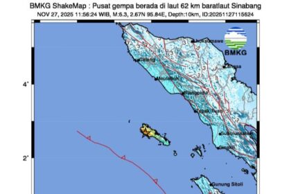 Episenter gempa magnitudo (M)6,3 terletak pada koordinat 2,61° LU ; 95,83° BT, atau tepatnya berlokasi di laut pada jarak 1 kilometer (km) arah Selatan Simeulue, Aceh pada kedalaman 14 km, Kamis (27/11/2025) pukul 11.56 WIB. Foto: BMKG