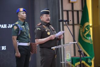 Jaksa Agung ST Burhanuddin saat menyampaikan amanatnya dalam pelantikan sejumlah pejabat penting di lingkungan Kejaksaan RI. Salah satu jabatan penting yang dilantik yaitu jabatan Kepala Badan Pemulihan Aset (BPA) yang kini diemban Kuntadi. Foto: Dok Puspenkum Kejaksaan Agung