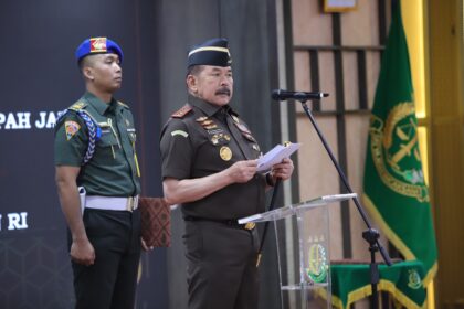 Jaksa Agung ST Burhanuddin saat menyampaikan amanatnya dalam pelantikan sejumlah pejabat penting di lingkungan Kejaksaan RI. Salah satu jabatan penting yang dilantik yaitu jabatan Kepala Badan Pemulihan Aset (BPA) yang kini diemban Kuntadi. Foto: Dok Puspenkum Kejaksaan Agung