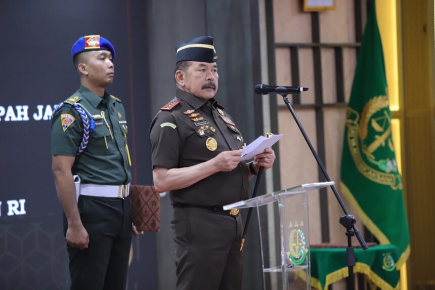 Jaksa Agung ST Burhanuddin saat menyampaikan amanatnya dalam pelantikan sejumlah pejabat penting di lingkungan Kejaksaan RI. Salah satu jabatan penting yang dilantik yaitu jabatan Kepala Badan Pemulihan Aset (BPA) yang kini diemban Kuntadi. Foto: Dok Puspenkum Kejaksaan Agung