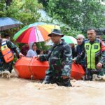 Pasukan Reaksi Cepat Penanggulangan Bencana (PRCPB) Kodam Iskandar Muda berada dalam kondisi siaga penuh untuk menangani banjir yang melanda sembilan kabupaten/kota di Aceh. Foto: Dispenad