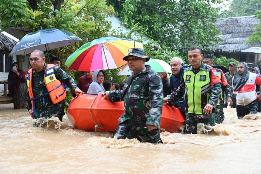 Pasukan Reaksi Cepat Penanggulangan Bencana (PRCPB) Kodam Iskandar Muda berada dalam kondisi siaga penuh untuk menangani banjir yang melanda sembilan kabupaten/kota di Aceh. Foto: Dispenad