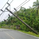 Kondisi pasca gempa, sejumlah bangunan rusak dan tiang listrik nyaris roboh di Wilayah Kabupaten Simeuluez Provinsi Aceh, Kamis (27/11/2025). Foto: BPBD Kab Simeulue