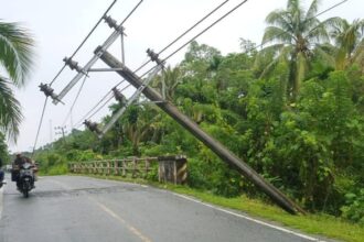 Kondisi pasca gempa, sejumlah bangunan rusak dan tiang listrik nyaris roboh di Wilayah Kabupaten Simeuluez Provinsi Aceh, Kamis (27/11/2025). Foto: BPBD Kab Simeulue