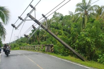 Kondisi pasca gempa, sejumlah bangunan rusak dan tiang listrik nyaris roboh di Wilayah Kabupaten Simeuluez Provinsi Aceh, Kamis (27/11/2025). Foto: BPBD Kab Simeulue