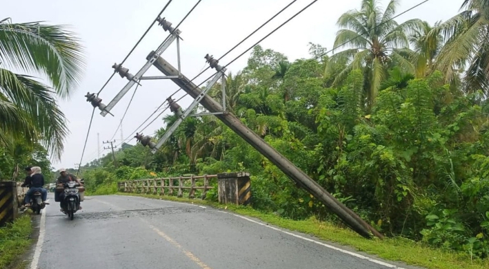 Kondisi pasca gempa, sejumlah bangunan rusak dan tiang listrik nyaris roboh di Wilayah Kabupaten Simeuluez Provinsi Aceh, Kamis (27/11/2025). Foto: BPBD Kab Simeulue