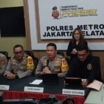 Kabid Humas Polda Metro Jaya, Kombes Pol Budhi Hermanto bersama Wakapolres Metro Jakarta Selatan, AKBP Kade Budiyarta, Dokter Forensik Rumah Sakit Polri, dr Farah Primadani Kaurow, Kasat Reskrim dan jajaran, dalam konfrensi pers kasus pembunuhan anak Alvaro Kiano Nugroho, 6, oleh tersangka ayah tiri, Alex Iskandar, 49, di Mapolres Metro Jakarta Selatan, Senin (24/11/2025). Foto: Joesvicar Iqbal/dok/ipol.id