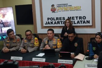 Kabid Humas Polda Metro Jaya, Kombes Pol Budhi Hermanto bersama Wakapolres Metro Jakarta Selatan, AKBP Kade Budiyarta, Dokter Forensik Rumah Sakit Polri, dr Farah Primadani Kaurow, Kasat Reskrim dan jajaran, dalam konfrensi pers kasus pembunuhan anak Alvaro Kiano Nugroho, 6, oleh tersangka ayah tiri, Alex Iskandar, 49, di Mapolres Metro Jakarta Selatan, Senin (24/11/2025). Foto: Joesvicar Iqbal/dok/ipol.id