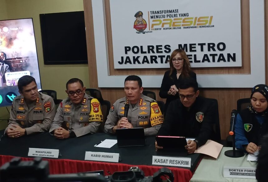 Kabid Humas Polda Metro Jaya, Kombes Pol Budhi Hermanto bersama Wakapolres Metro Jakarta Selatan, AKBP Kade Budiyarta, Dokter Forensik Rumah Sakit Polri, dr Farah Primadani Kaurow, Kasat Reskrim dan jajaran, dalam konfrensi pers kasus pembunuhan anak Alvaro Kiano Nugroho, 6, oleh tersangka ayah tiri, Alex Iskandar, 49, di Mapolres Metro Jakarta Selatan, Senin (24/11/2025). Foto: Joesvicar Iqbal/dok/ipol.id