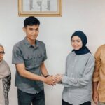Petugas KAI Argi (kiri) bertemu Anita Dewi dan suaminya dalam proses mediasi terkait laporan hilangnya tumbler di KRL. Pertemuan berlangsung damai dan difasilitasi oleh KAI Commuter. Foto: IG @commuterline