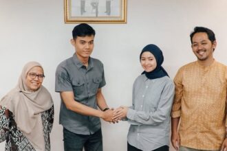 Petugas KAI Argi (kiri) bertemu Anita Dewi dan suaminya dalam proses mediasi terkait laporan hilangnya tumbler di KRL. Pertemuan berlangsung damai dan difasilitasi oleh KAI Commuter. Foto: IG @commuterline