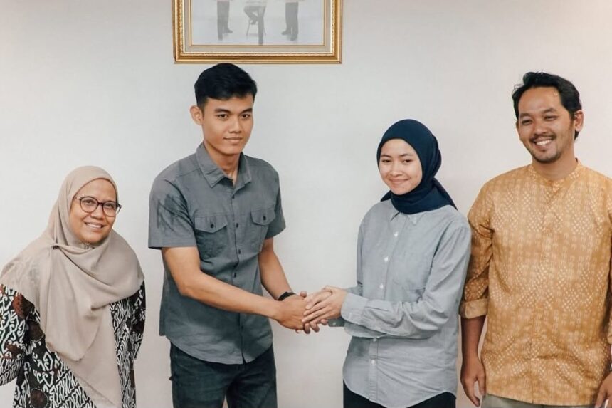 Petugas KAI Argi (kiri) bertemu Anita Dewi dan suaminya dalam proses mediasi terkait laporan hilangnya tumbler di KRL. Pertemuan berlangsung damai dan difasilitasi oleh KAI Commuter. Foto: IG @commuterline