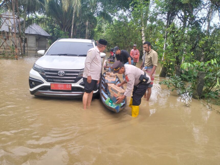 Hingga Kamis (27/11/2025), ketinggian air dilaporkan terus meningkat dan telah mencapai 30–50 sentimeter di 15 Gampong, Kecamatan Kaway XVI. Foto: Dok Polda Aceh