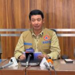 Kepala Badan Nasional Penanggulangan Bencana (BNPB) Letjen TNI Suharyanto menyampaikan perkembangan penanganan bencana hidrometeorologi melanda Provinsi Aceh, Sumatera Utara (Sumut) dan Sumatera Barat, dalam konferensi pers di Bandara Silangit, Tapanuli Utara, Sumut, Jumat (28/11/2025). Foto: Ist