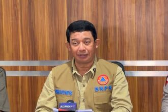 Kepala Badan Nasional Penanggulangan Bencana (BNPB) Letjen TNI Suharyanto menyampaikan perkembangan penanganan bencana hidrometeorologi melanda Provinsi Aceh, Sumatera Utara (Sumut) dan Sumatera Barat, dalam konferensi pers di Bandara Silangit, Tapanuli Utara, Sumut, Jumat (28/11/2025). Foto: Ist