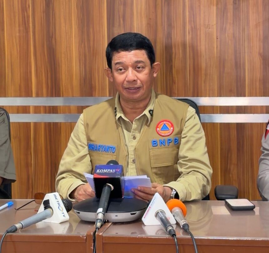 Kepala Badan Nasional Penanggulangan Bencana (BNPB) Letjen TNI Suharyanto menyampaikan perkembangan penanganan bencana hidrometeorologi melanda Provinsi Aceh, Sumatera Utara (Sumut) dan Sumatera Barat, dalam konferensi pers di Bandara Silangit, Tapanuli Utara, Sumut, Jumat (28/11/2025). Foto: Ist
