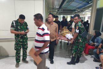 Satu dari dua personel yang hilang dalam musibah tanah longsor ditemukan di sekitar aliran Sungai Batang Anai, tepatnya di wilayah Kayu Tanam, Kabupaten Padang Pariaman. Korban adalah Prada Zeni Marpaung, yang ditemukan dalam kondisi gugur. Foto: Dok TNI AD