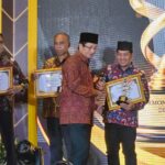 Menteri Agama, Nasaruddin Umar, menyerahkan langsung penghargaan kepada Wali Kota Semarang, Agustina Wilujeng, yang diwakili oleh Kepala Badan Kesatuan Bangsa dan Politik Kota Semarang, Bambang Pramusinto, di Double Tree by Hilton Jakarta, Jumat (28/11/2025). Kota Semarang berhasil meraih penghargaan Kinerja Pemerintah Daerah Tingkat Kota terbaik pertama se-Indonesia dalam ajang Harmony Award yang diselenggarakan oleh Kementerian Agama (Kemenag). Foto: Dok Kemenag