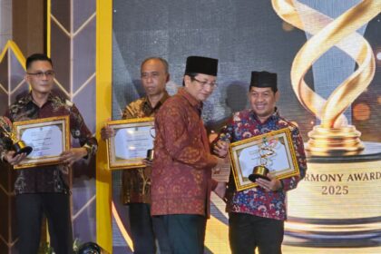 Menteri Agama, Nasaruddin Umar, menyerahkan langsung penghargaan kepada Wali Kota Semarang, Agustina Wilujeng, yang diwakili oleh Kepala Badan Kesatuan Bangsa dan Politik Kota Semarang, Bambang Pramusinto, di Double Tree by Hilton Jakarta, Jumat (28/11/2025). Kota Semarang berhasil meraih penghargaan Kinerja Pemerintah Daerah Tingkat Kota terbaik pertama se-Indonesia dalam ajang Harmony Award yang diselenggarakan oleh Kementerian Agama (Kemenag). Foto: Dok Kemenag