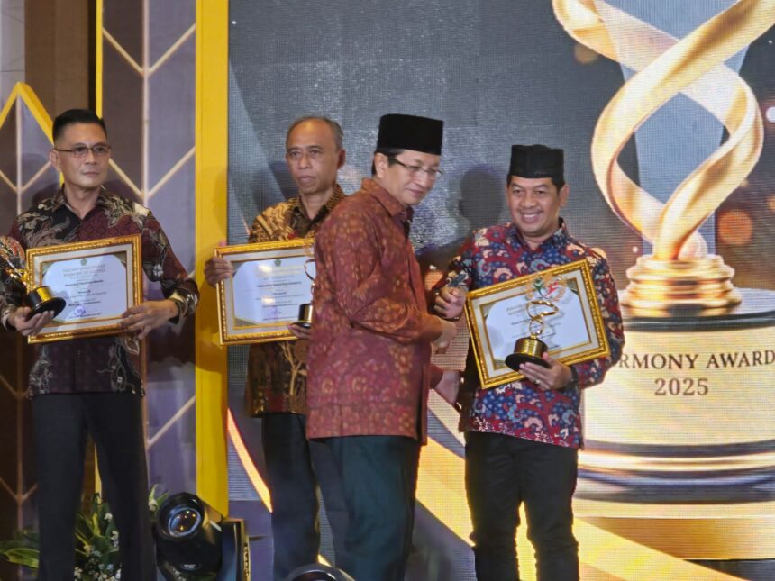 Menteri Agama, Nasaruddin Umar, menyerahkan langsung penghargaan kepada Wali Kota Semarang, Agustina Wilujeng, yang diwakili oleh Kepala Badan Kesatuan Bangsa dan Politik Kota Semarang, Bambang Pramusinto, di Double Tree by Hilton Jakarta, Jumat (28/11/2025). Kota Semarang berhasil meraih penghargaan Kinerja Pemerintah Daerah Tingkat Kota terbaik pertama se-Indonesia dalam ajang Harmony Award yang diselenggarakan oleh Kementerian Agama (Kemenag). Foto: Dok Kemenag