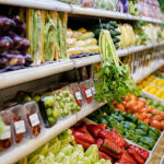 Iluatrasi buah-buahan dan sayuran dijual di supermarket. Foto: Istock @alvarez