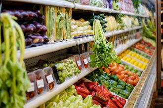 Iluatrasi buah-buahan dan sayuran dijual di supermarket. Foto: Istock @alvarez