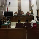 Pengadilan Negeri Jakarta Selatan, saat menggelar sidang beragenda mendengarkan/pembacaan tuntutan Jaksa terhadap Terdakwa Adrian Pratama Putra, 33, dalam perkara kecelakaan lalu lintas yang mengakibatkan korban meninggal dunia di Jalan Sisingamangaraja, Kebayoran Baru, Jakarta Selatan, pada Kamis (27/11/2025). Foto: Ist