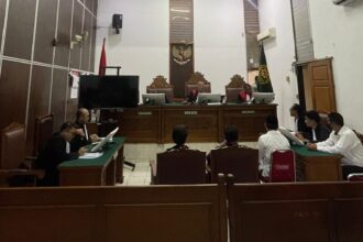 Pengadilan Negeri Jakarta Selatan, saat menggelar sidang beragenda mendengarkan/pembacaan tuntutan Jaksa terhadap Terdakwa Adrian Pratama Putra, 33, dalam perkara kecelakaan lalu lintas yang mengakibatkan korban meninggal dunia di Jalan Sisingamangaraja, Kebayoran Baru, Jakarta Selatan, pada Kamis (27/11/2025). Foto: Ist