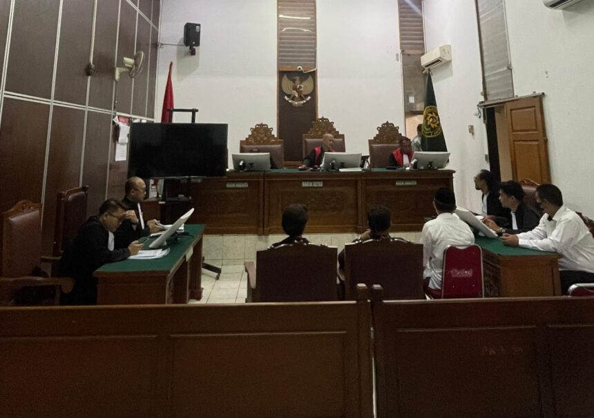 Pengadilan Negeri Jakarta Selatan, saat menggelar sidang beragenda mendengarkan/pembacaan tuntutan Jaksa terhadap Terdakwa Adrian Pratama Putra, 33, dalam perkara kecelakaan lalu lintas yang mengakibatkan korban meninggal dunia di Jalan Sisingamangaraja, Kebayoran Baru, Jakarta Selatan, pada Kamis (27/11/2025). Foto: Ist