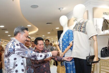 BRI menyelenggarakan Grand Launching UMKM BRI x SOGO di SOGO Central Park Jakarta (28/11), dihadiri Menteri UMKM Republik Indonesia Maman Abdurrahman, Direktur Utama BRI Hery Gunardi, CEO SOGO Indonesia Handaka Santosa, Direktur Network & Retail Funding BRI Aquarius Rudianto, dan Direktur Commercial Banking BRI Alexander Dippo Paris. Foto: Dok BRI